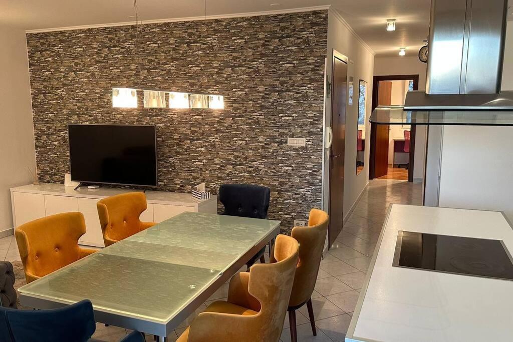 Apartment With Big Terrace Leon Σπλιτ Εξωτερικό φωτογραφία